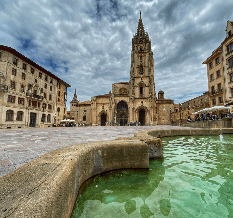 Oviedo Imagen de la parte trasera de la Catedral de Oviedo en Asturias España