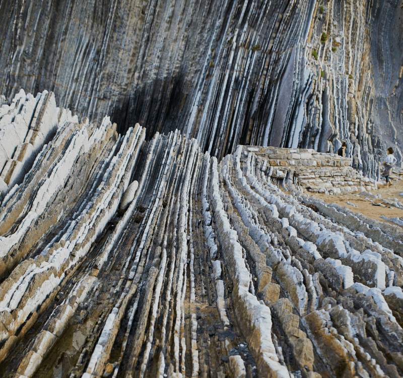 Zumaia España Imagen del famoso flysch de Zumaia, País Vasco, España. El flysch es una secuencia de capas de roca sedimentaria que se originan en aguas profundas.